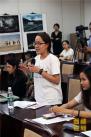 图为参加本次活动的外国留学生向中国藏学研究中心的专家们提问（拍摄：王硕）