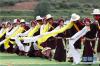 7月29日，来自四川省道孚县八美片区的藏族群众表演锅庄。新华社记者 江宏景 摄