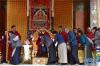7月30日，班禅在拉萨为信众摸顶赐福。新华社记者 觉果 摄