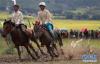 7月30日，牧民骑手在比赛中。新华社记者江宏景摄