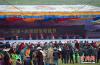 8月1日，精彩的文艺展演吸引了不少藏族民众和游客。中新社记者 刘忠俊 摄