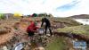 第二次青藏高原综合科考江湖源冰川与环境变化考察队前线大营科研人员和后勤人员从营地前的小溪取生活用水（6月24日摄）。新华社记者 晋美多吉 摄