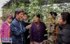 隆子县群众向从内地请来的蔬菜种植专家学习技术（7月8日摄）。新华社记者 普布扎西摄