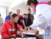 8月7日，在西藏山南市错那县勒门巴民族乡卫生室，医护人员在采集当地居民血样，用于筛查包虫病。新华社记者 晋美多吉 摄
