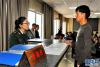 8月9日，西藏公安边防总队侦查支队签证室工作人员（左）在回答一名办证人员的咨询。新华社记者 张汝锋 摄