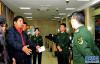 8月9日，特邀社会监督员（左）在向西藏公安边防总队侦查支队签证室的负责同志提出工作建议。新华社记者 张汝锋 摄