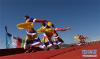 8月13日，藏族演员为观众献舞。新华社记者 黄晓勇 摄