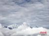 梅里雪山主峰在云雾里若隐若现。 中新社记者 张若谷 摄