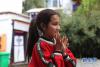德庆玉珍在西藏盲校为来校参观的客人一展歌喉（2008年摄，资料照片）。新华社发