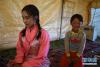 8月13日，德庆玉珍（左）和弟弟在自家帐篷内聊天。新华社记者 黄晓勇 摄