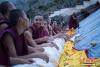 西藏拉萨哲蚌寺8月21日清晨举行盛大的展佛活动，拉开拉萨雪顿节的序幕。