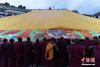 西藏拉萨哲蚌寺8月21日清晨举行盛大的展佛活动，拉开拉萨雪顿节的序幕。