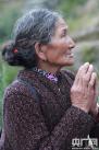 正在默默祈福的藏族老阿妈（央广网记者 普布次仁 摄）
