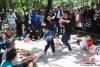 图为西藏民众与友人跳起舞蹈庆祝雪顿节。 中新社记者 崔楠 摄