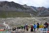 游客和朝圣者徒步前往拉姆拉错(8月22日摄)。