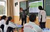 在西藏日喀则市上海实验学校，来自上海市浦东新区江镇中学的英语老师徐美河在带领高二的学生诵读英语(8月23日摄)。新华社记者 张汝锋 摄