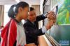 在西藏日喀则市上海实验学校，来自上海市曹阳二中附属学校的美术老师高群斌在教初二的学生绘画技法(8月23日摄)。新华社记者 张汝锋 摄