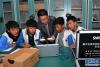 在西藏日喀则市第一高级中学，来自山东省烟台市海阳四中的物理老师鲁旭(中)在指导高三学生进行物理课分组实验(8月23日摄)。新华社记者 张汝锋 摄