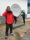 8月29日，可可西里卫星互联网援建项目工作人员测试卫星通信。