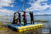 9月4日，河湖源湖泊河流与环境变化考察队队员在湖边搭建采样平台。