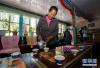 金珠德吉在自己的家庭旅馆中为客人倒酥油茶（8月31日摄）。新华社记者 刘东君摄