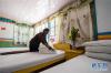 金珠德吉在自己的家庭旅馆中整理床铺（8月31日摄）。新华社记者 刘东君摄