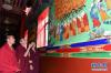 9月12日，西藏佛学院学生在观摩新绘制的壁画。新华社记者 觉果 摄