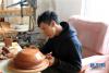 9月12日，30岁的拉茸玉点在汤堆村厂房内制作藏族黑陶。新华社记者 井辉辉 摄