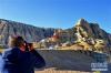 游客在阿里地区扎达县拍摄古格王国遗址（9月14日摄）。新华社记者 张汝锋 摄