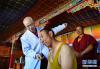 9月17日，中医芒针传承人曹世和在尼木县桑吉寺为一名僧人治疗。新华社记者 普布扎西 摄