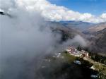 西藏卡久寺：云雾缥缈 隐于山巅
