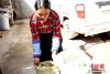 图为该县一位藏族居民将家庭产生的垃圾分成饮料瓶、餐厨垃圾、煤灰、有害垃圾四类，进行无害化处理。中新社记者 张添福 摄