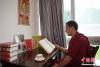 9月29日，四川成都，来自阿坝查理乡查理寺的学员嘉央措尼正在寝室看书学习。中新社记者 刘忠俊 摄