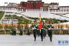 10月1日上午，西藏各族各界干部群众在拉萨布达拉宫广场参加升国旗唱国歌仪式，庆祝中华人民共和国成立68周年。 新华社记者 刘东君 摄