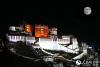 十月四日是中秋佳节，西藏自治区拉萨市布达拉宫，圆月当空，夜色迷人。