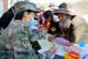 9月27日，解放军第107医院援青医疗队队员正在对杂多县藏族农牧民进行包虫病筛查巡诊。