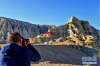 游客在阿里地区扎达县拍摄古格王国遗址（9月14日摄）。