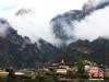 深秋时节，甘肃甘南藏族自治州迭部县山中呈现不同景致，有云雾飘渺的高山，有层林尽染的山峦，还有黄绿相间的草甸，别有一番味道。阿加 摄