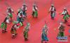 10月26日，当地藏族群众表演弓箭舞。新华社记者 江宏景 摄
