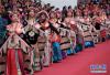 10月26日，参加嘉绒选美的选手进行传统服饰展示。新华社记者 江宏景 摄