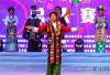 参加西藏首届旅游大使评选活动决赛的选手在进行服装展示（10月31日摄）。新华社记者 刘东君 摄