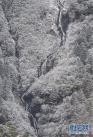 玉麦乡境内的雪后的瀑布（10月31日摄）。新华社记者 普布扎西 摄