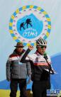 11月5日，自行车选手魏魁(右)代表运动员宣誓。新华社 记者 晋美多吉摄