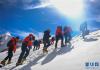 11月6日，登山爱好者在洛堆峰进行冰雪路线安全行进训练。新华社记者 晋美多吉摄