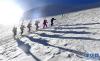 这是西藏滑雪集训队在海拔6010米的洛堆峰接近顶峰处训练。(11月7日摄) 新华社记者 晋美多吉摄