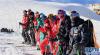 这是西藏滑雪集训队和滑雪爱好者在海拔6010米的洛堆峰接近顶峰处合影留念。(11月7日摄) 新华社记者 晋美多吉摄