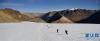 这是西藏滑雪集训队在海拔6010米的洛堆峰接近顶峰处进行滑雪训练。(11月7日摄) 新华社记者 晋美多吉摄