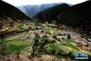 俯瞰依山而建、绿水青山的然央村（5月27日摄）。