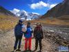 11月8日，在洛堆峰雪线处训练后，扶庆(左)与队友及西藏登山大会组委会工作人员拿着垃圾袋合影。新华社发