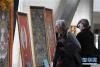 11月10日，在法国巴黎，人们在“水墨聚焦·唐卡艺术展”上参观。